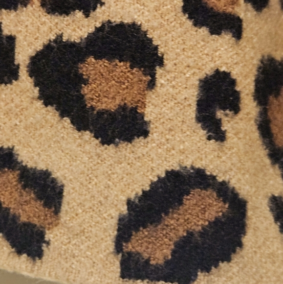 Tahari Pull Over Leopard Animal Print soft cozy stretch sweater size M - Picture 2 of 6
